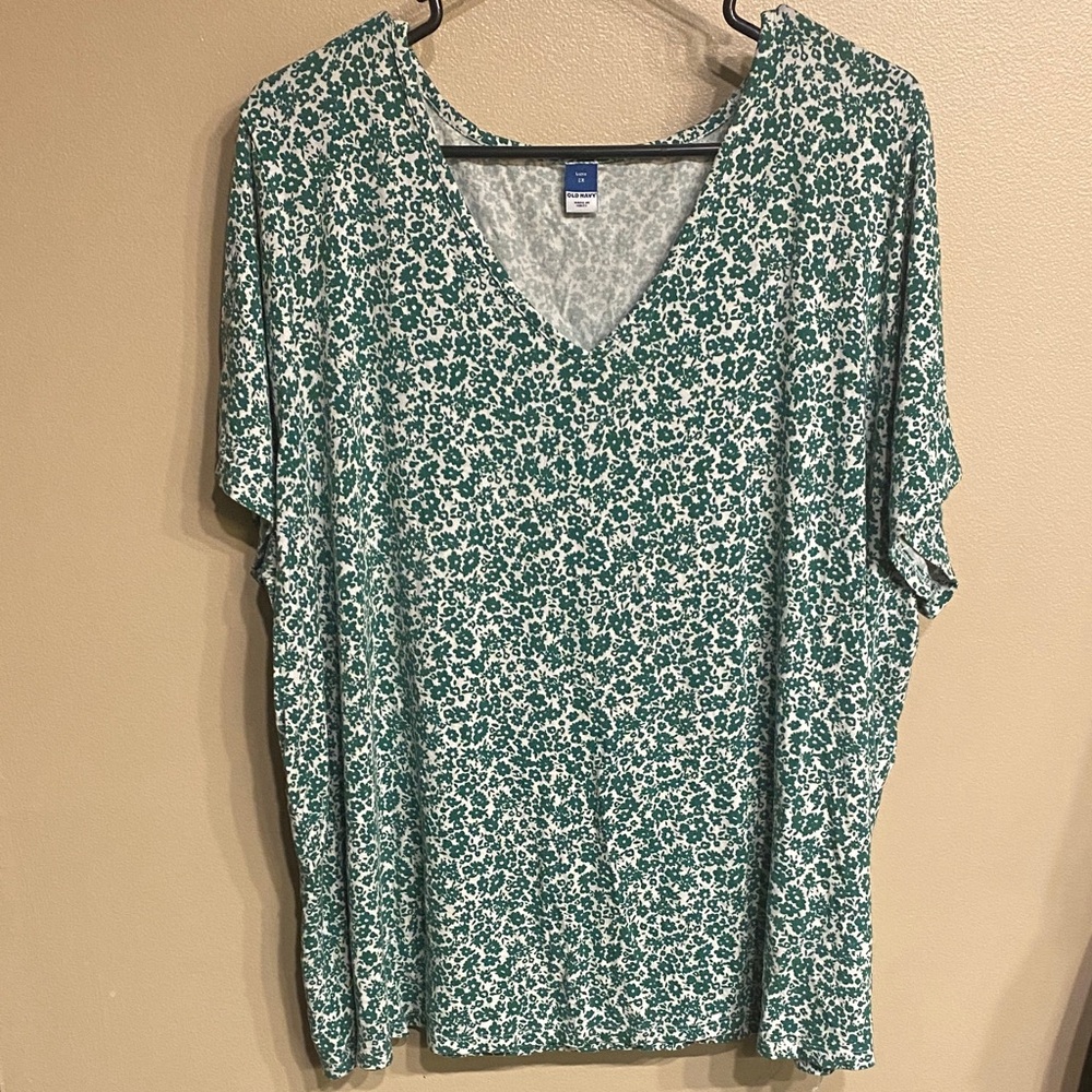 Old Navy Green and White Floral Short Sleeve Tee
